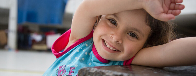 Porträt eines Mädchens, sie lächelt in die Kamera