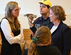 Drei Personen interviewen eine vierte