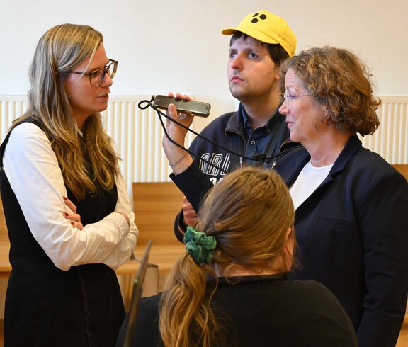 Drei Personen interviewen eine vierte