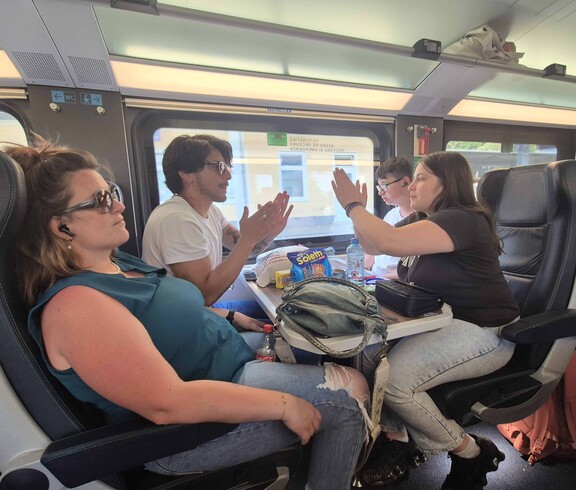 Mehrere Personen im Zug