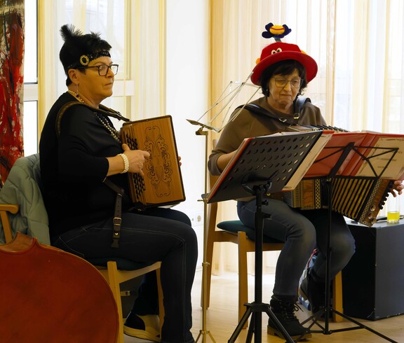 Zwei Musikerinnen mit ihren Instrumenten 