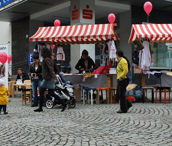 carla stellte anlässlich des Reuse Days zwei Stände in der feldkircher Innenstadt vor der Sparkasse auf.