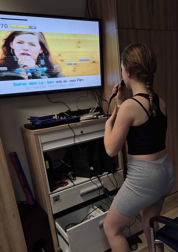 Mädchen singt Lied