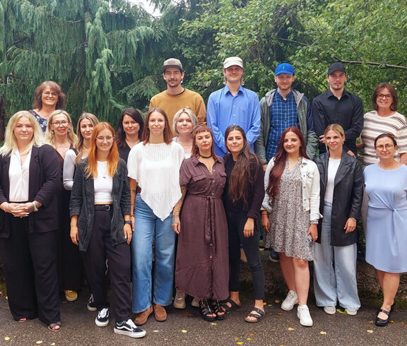 Eine Gruppenfoto von mehreren Personen im Freien.
