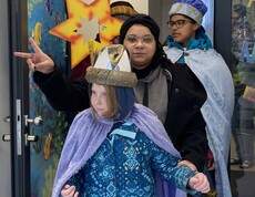 Drei Kinder als Sternsinger verkleidet mit einem gelben Stern.