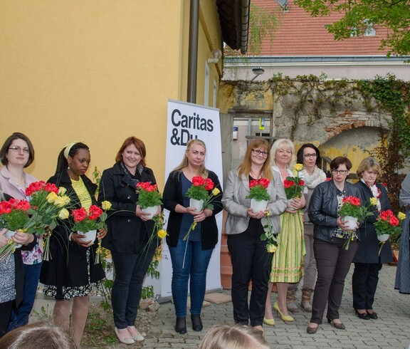 BUP Pottenbrunn Gruppenfoto Frauen mit Rosen