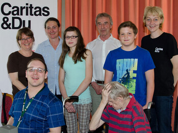 Bei der Übergabe des Erlöses vom Coffee to help der Firmlinge an die Menschen mit Behinderungen des Caritas Wohnhauses Kirchberg. Vorne von links: Mathias Bachler und Gerhard Gamper sowie (stehend von links) Wohnhausleiterin Susanne Nast, Firmgruppenlei