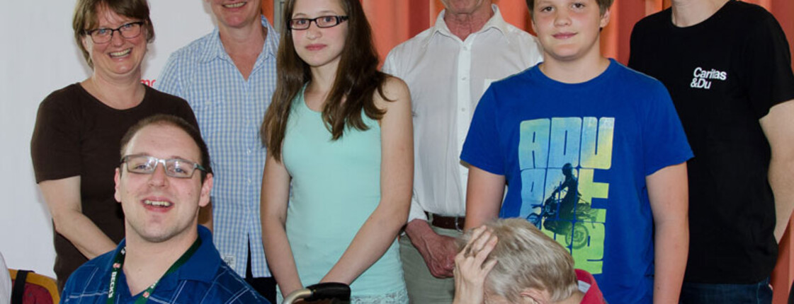 Bei der Übergabe des Erlöses vom Coffee to help der Firmlinge an die Menschen mit Behinderungen des Caritas Wohnhauses Kirchberg. Vorne von links: Mathias Bachler und Gerhard Gamper sowie (stehend von links) Wohnhausleiterin Susanne Nast, Firmgruppenlei