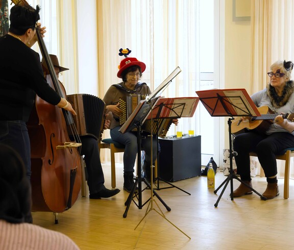 Drei Musiker spielen mit ihren Instrumenten 