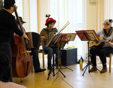 Drei Musiker spielen mit ihren Instrumenten 