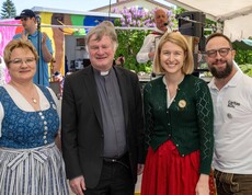 Zwei Frauen und zwei Männer stehen nebeneinander