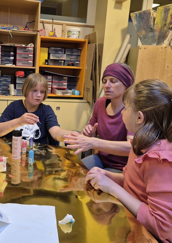 Frau und zwei Mädchen mit Nagellack