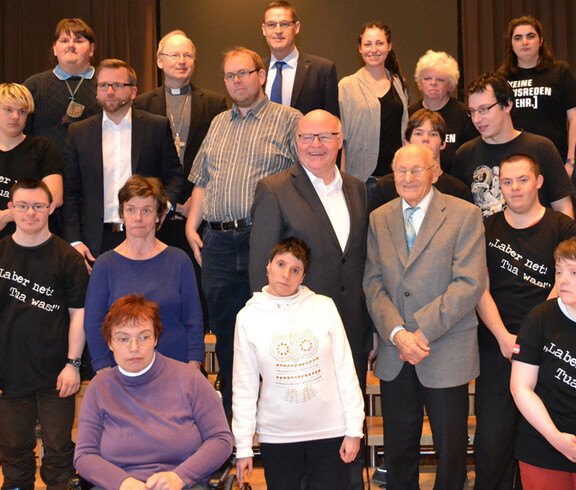 Gruppenbild von Menschen mit Behinderung mit Caritasdirektor Peter Klinger, Bischof Benno Elbs und Landesrat Christian Bernhard. 