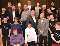 Gruppenbild von Menschen mit Behinderung mit Caritasdirektor Peter Klinger, Bischof Benno Elbs und Landesrat Christian Bernhard. 