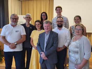 Eine Gruppe von Menschen posiert für ein Gruppenfoto