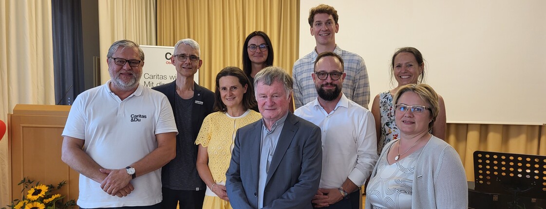 Eine Gruppe von Menschen posiert für ein Gruppenfoto