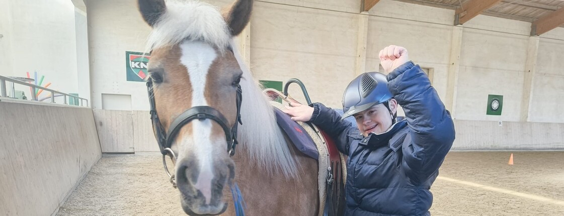 Junger Mann mit Pferd