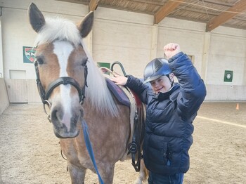 Junger Mann mit Pferd