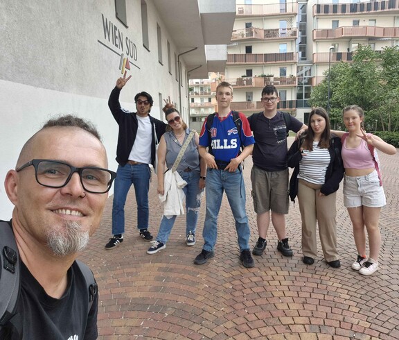 Jugendliche vor Hotel