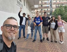 Jugendliche vor Hotel