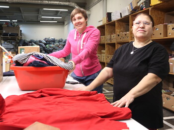 Hila Etehemaj sortiert gemeinsam mit Sozialarbeiterin Anna Hagg die Kleidungsspenden.