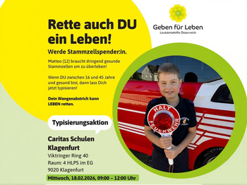 "Rette auch DU ein Leben!" steht am Plakat für die Stammzelltypisierung. Daneben in einem Kreis lacht ein Junge vor einem Feuerwehrauto.