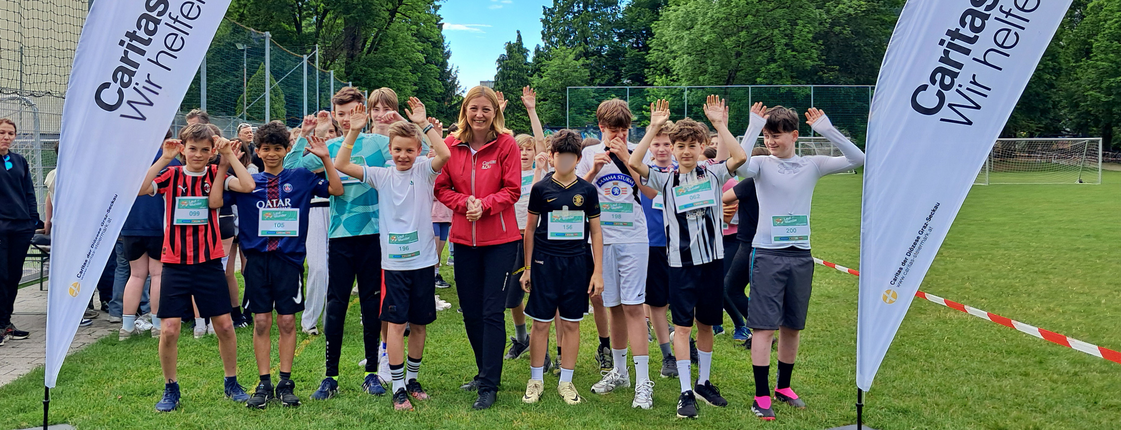 Schüler*innen und Caritasdirektorin jubeln beim Caritas Laufwunder