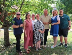 Gruppenbild Ehrengäste - von links nach rechts: Seelsorger Heinz Hödl, Abteilung Betreuung & Pflege Gertraud Krug, ehemalige Hausleiterin Susanne Thuswohl, derzeitige Hausleiterin Claudia Erkinger, Bürgermeister Reinhold Ebner, Caritas Präsidentin Nora Tödtling-Musenbichler, Pflegedienstleiter Samo Babic