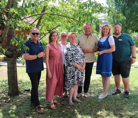 Gruppenbild Ehrengäste - von links nach rechts: Seelsorger Heinz Hödl, Abteilung Betreuung & Pflege Gertraud Krug, ehemalige Hausleiterin Susanne Thuswohl, derzeitige Hausleiterin Claudia Erkinger, Bürgermeister Reinhold Ebner, Caritas Präsidentin Nora Tödtling-Musenbichler, Pflegedienstleiter Samo Babic