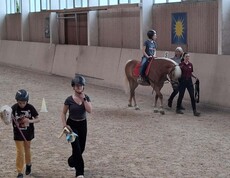 Vier Personen und ein Pferd