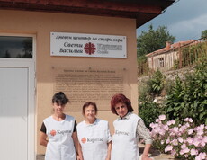 Drei Frauen in Caritas Westen stehen vor einem Gebäude und blicken in die Kamera.