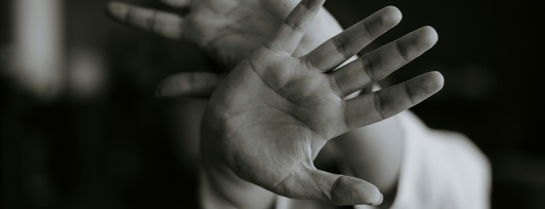 Zwei Hände in Abwehrhaltung