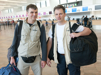 Caritashelfer Zinggl und Preindl am Flughafen