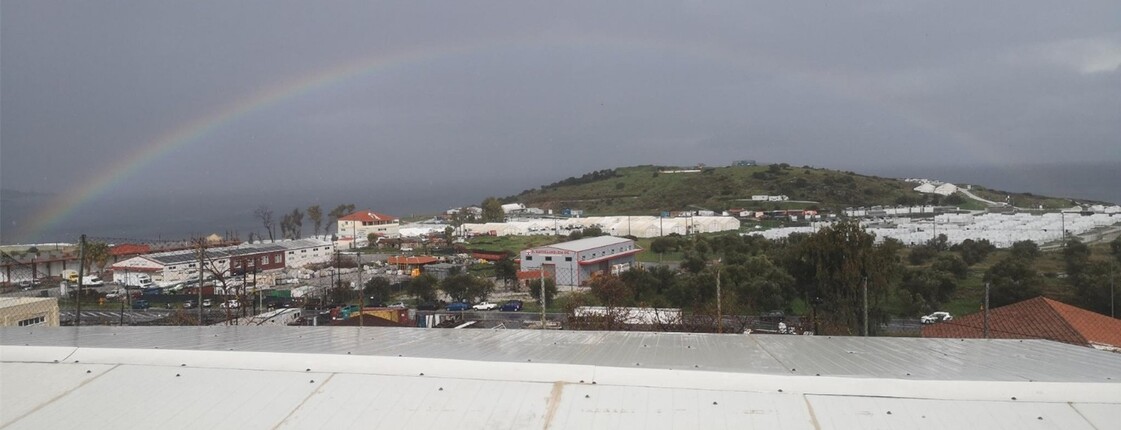 Über der Insel Lesbos zieht ein Sturm auf. Am Himmel ist ein Regenbogen zu sehen.