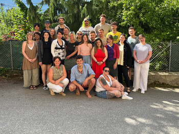 Ein Gruppenfoto von mehreren Personen im Freien.
