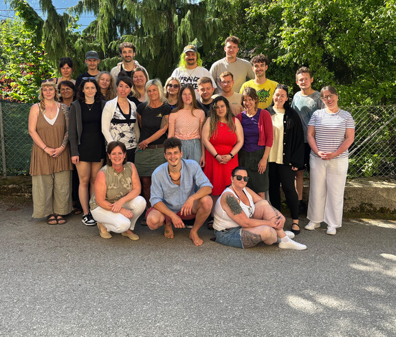 Ein Gruppenfoto von mehreren Personen im Freien.