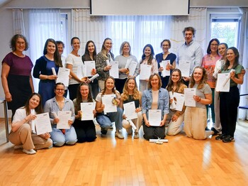 Eine große Gruppe, die einen Kurs abgeschlossen haben 