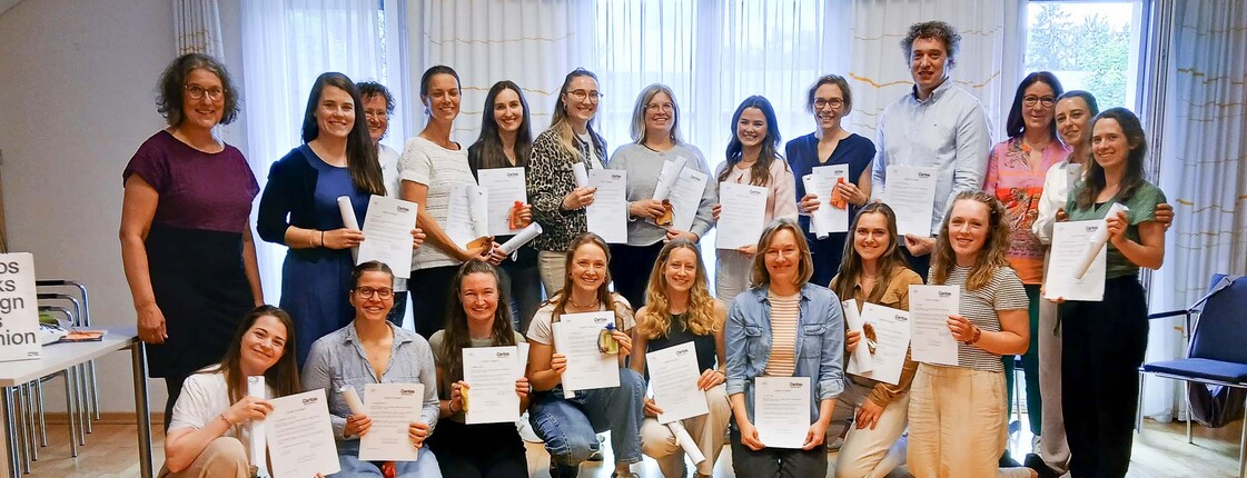 Eine große Gruppe, die einen Kurs abgeschlossen haben 