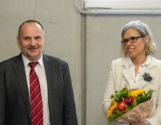 Zwettl Recycling Eröffnung Portrait ein Mann und eine Frau mit Blumen in der Hand