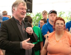 Bischof und weitere Personen bei einem Fest
