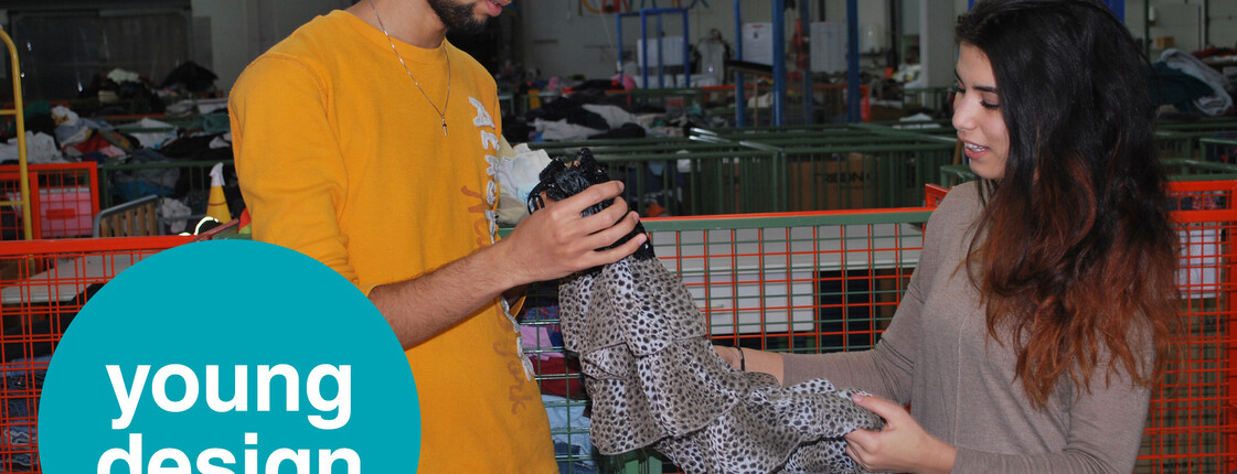 Ein junges Mädchen und ein junger Bub halten Kleidung in den Händen. Im linken unteren Eck ist ein Logo mit Young design zu sehen.