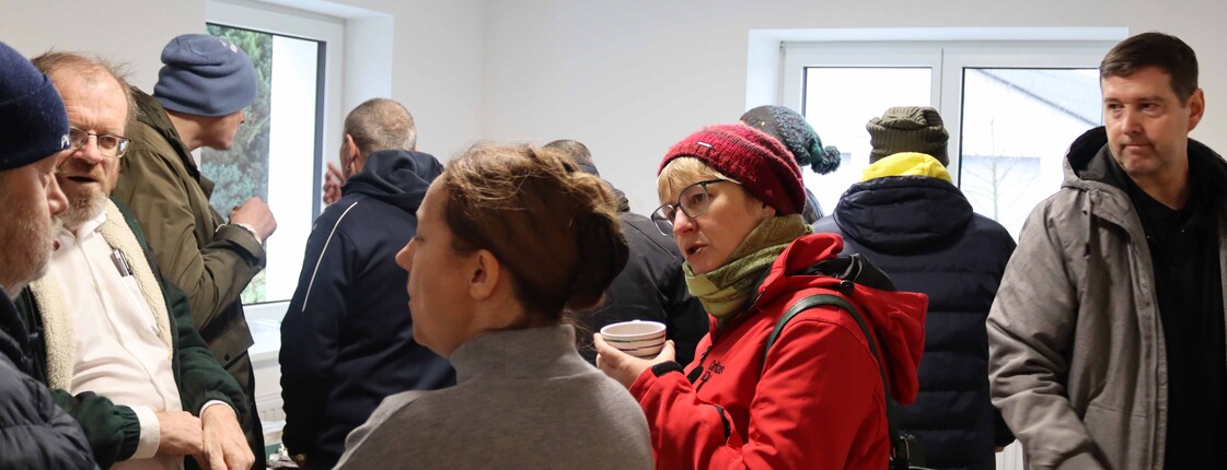 Hauseröffnung mit mehreren Menschen