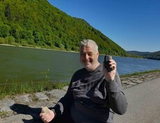 Mann mit Stein