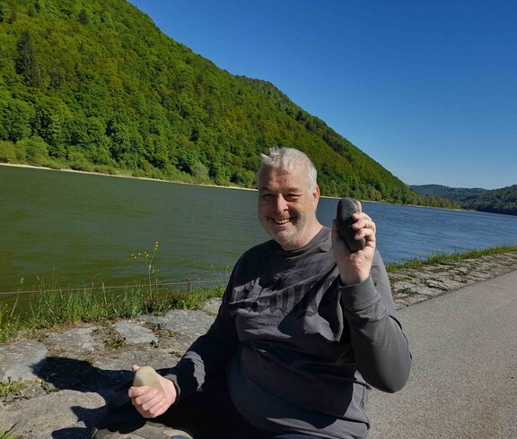 Mann mit Stein