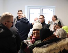 Viele Menschen in einem neuen Haus