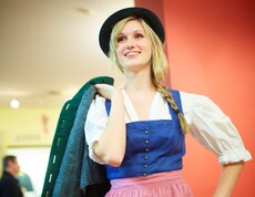 Eine Frau posiert lächelnd mit der Kleidung des carla Shops.