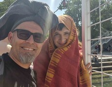 Zwei Personen mit Handtuch-Turban im Schwimmbad