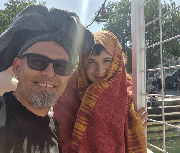 Zwei Personen mit Handtuch-Turban im Schwimmbad