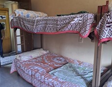Ein Stockbett mit bunten Decken