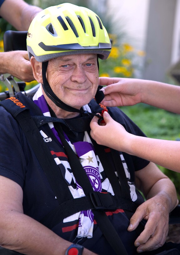 Szene: Mann mit gelbem Radhelm